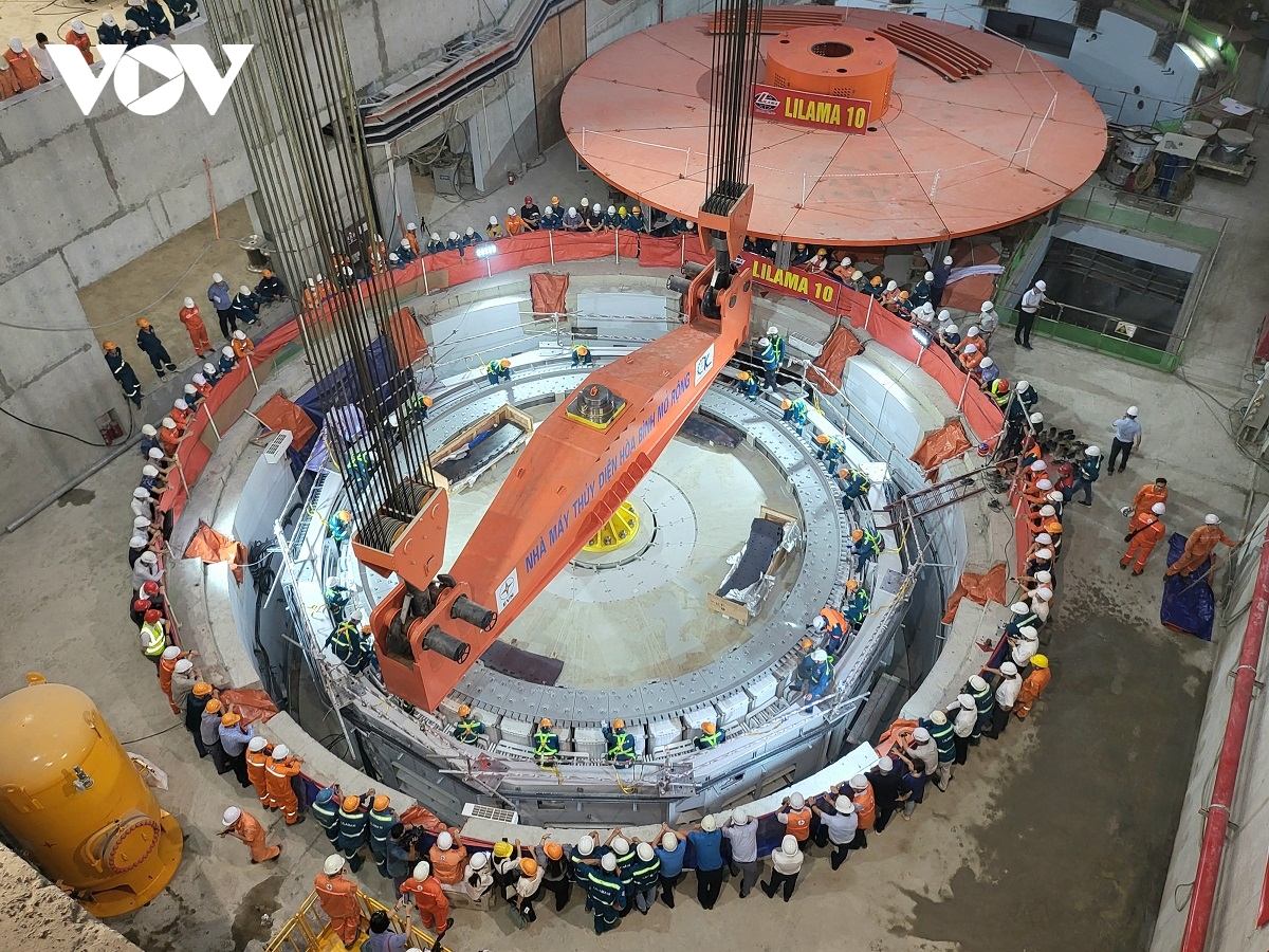 Hạ đặt thành công Rotor tổ máy số 1 dự án thủy điện Hòa Bình mở rộng